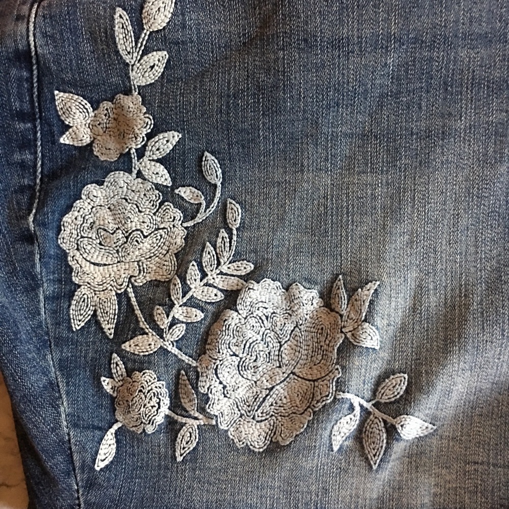 TORRID floral embroidered denim shorts 26 - Picture 5 of 8